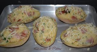 Patatas rellenas con huevo y bacón