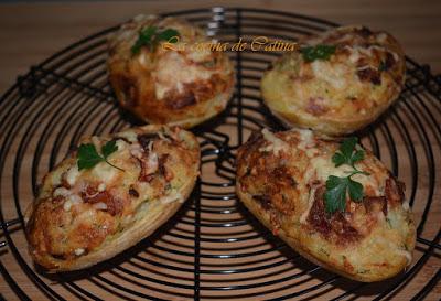 Patatas rellenas con huevo y bacón