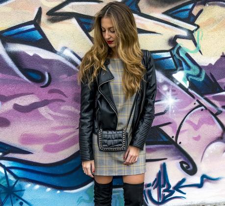 Vestido de cuadros y bota alta, dos must del Otoño Vestido de cuadros y bota alta, dos must del Otoño