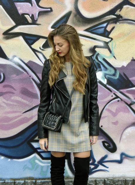 Vestido de cuadros y bota alta, dos must del Otoño Vestido de cuadros y bota alta, dos must del Otoño