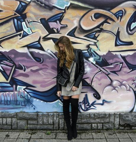 Vestido de cuadros y bota alta, dos must del Otoño Vestido de cuadros y bota alta, dos must del Otoño