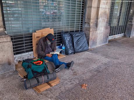 Barcelona (Sant Pere, Santa Caterina i la Ribera): Lector callejero