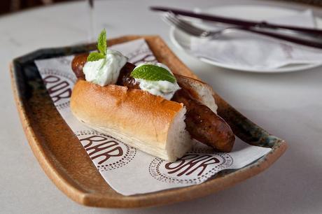 La gastronomía del chef Daniel Boulud llega a Barcelona · Temporary bistró en Banker’s Bar bar boulud barcelona Tunisiene Hot Dog