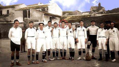 Once del Vélez CF en 1922. En el centro, Anita Carmona, que jugaba bajo el pseudónimo 'Veleta'.