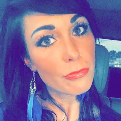 Ella solía broncearse casi todos los días. Dejando solos a los niños de su guardería. Ella solía broncearse casi todos los días. Dejando solos a los niños de su guardería.