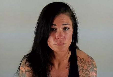 Ella solía broncearse casi todos los días. Dejando solos a los niños de su guardería. Ella solía broncearse casi todos los días. Dejando solos a los niños de su guardería.