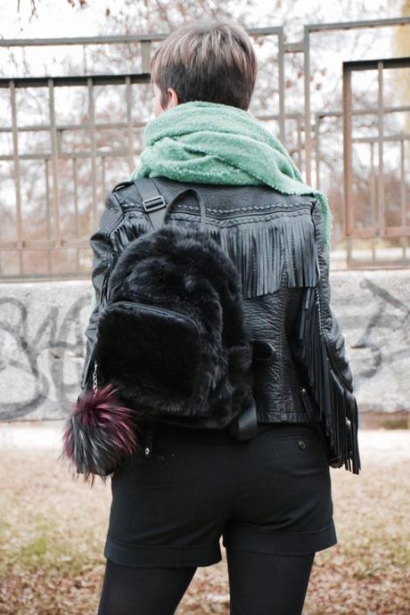 Mochila de pelo cazadora con flecos