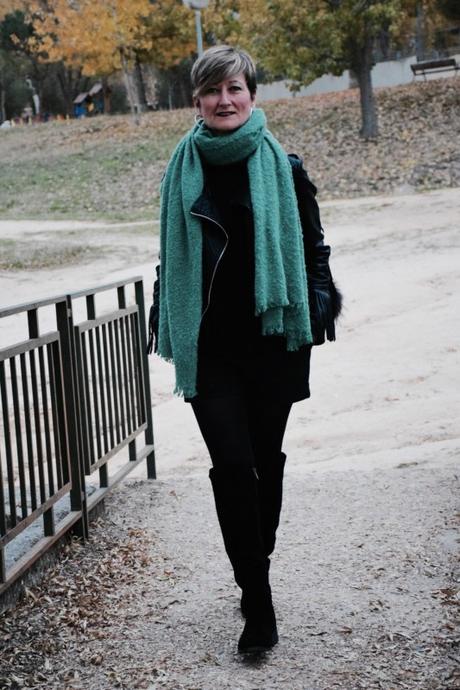 Mochila de pelo look con botas altas