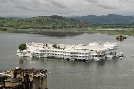 palacio indio sobre un lago