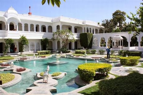 palacio indio sobre un lago