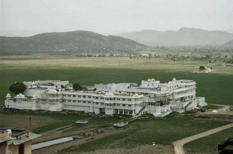 palacio indio sobre un lago