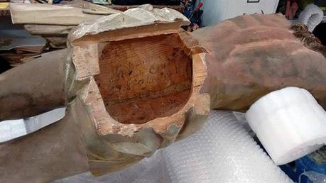 Restauradores encuentran cápsula del tiempo de 300 años en una estatua de Jesucristo