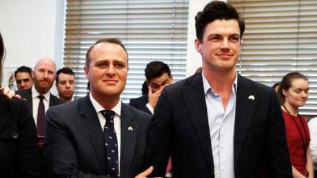 Tim Wilson, diputado australiano, pidió la mano a su novio, Ryan Patrick Bolge, durante un debate sobre el matrimonio igualitario