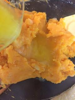 PULPO SOBRE UNA PERMENTIER DE PATATA Y BONIATO Y HUEVOS POCHE