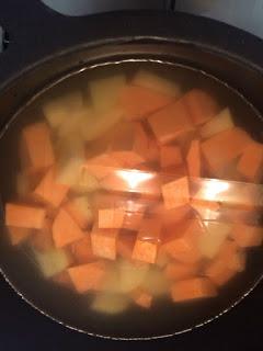 PULPO SOBRE UNA PERMENTIER DE PATATA Y BONIATO Y HUEVOS POCHE