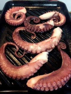 PULPO SOBRE UNA PERMENTIER DE PATATA Y BONIATO Y HUEVOS POCHE