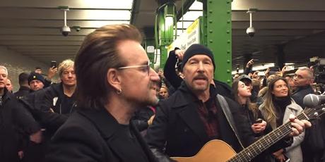 Bono y The Edge tocan en el Metro de Berlín 'Get out of your own way', 'Sunday bloody sunday' y 'One'