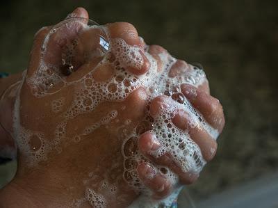 Lavándose las manos con jabón