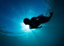 ¿Qué puede significar soñar con respirar bajo el agua?