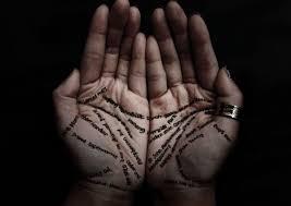 El significado de soñar con leer las manos.