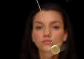 Lo que simboliza soñar con mentalistas.