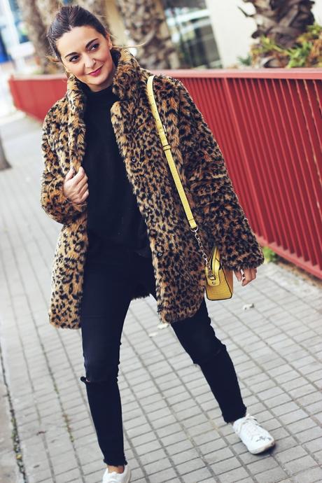 Look básico con abrigo leopardo