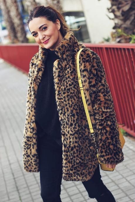 Look básico con abrigo leopardo