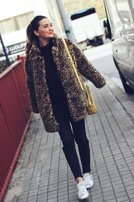 Look básico con abrigo leopardo