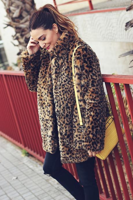 Look básico con abrigo leopardo