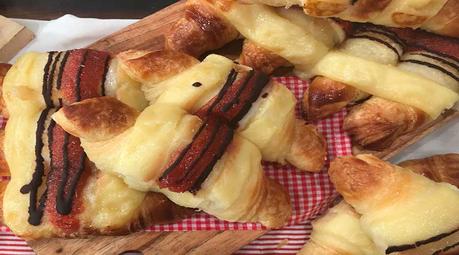 Medialunas y vigilantes de manteca con huevo