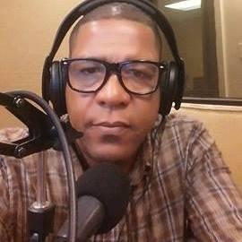 La imagen puede contener: 1 persona, gafas