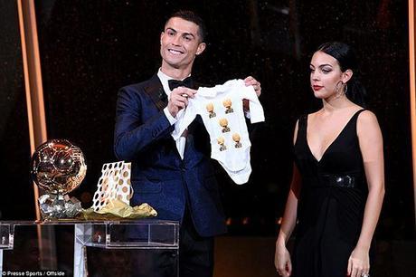 Cristiano dedicó el Balón de Oro a su hija recién nacida en compañía de su novia, Georgina Rodríguez. Foto: Press Sport. 