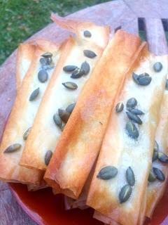 HUMMUS DE CALABAZA CON STICKS DE PASTA FILO Y PIPAS DE CALABAZA