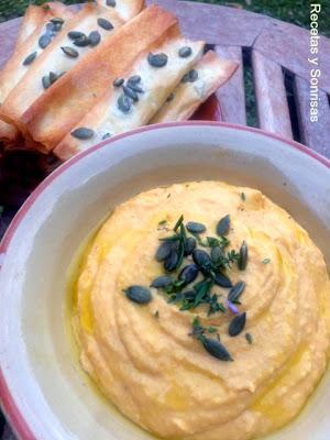 HUMMUS DE CALABAZA CON STICKS DE PASTA FILO Y PIPAS DE CALABAZA