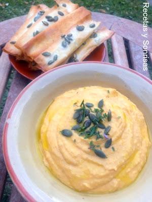 HUMMUS DE CALABAZA CON STICKS DE PASTA FILO Y PIPAS DE CALABAZA