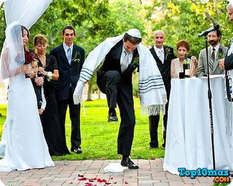 Romper-Copas-top-10-tradiciones-raras-casamientos