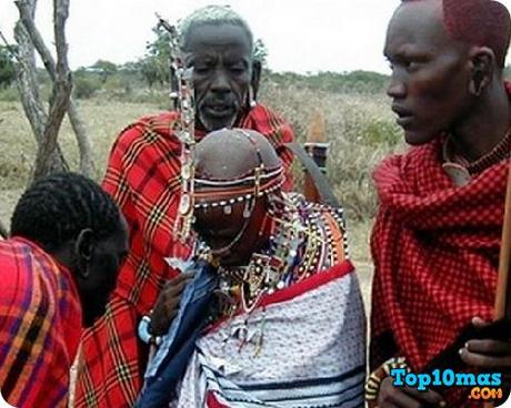 Escupir-a-la-Novia-top-10-tradiciones-raras-casamientos