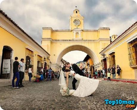 Romper-una-Campana-top-10-tradiciones-raras-casamientos