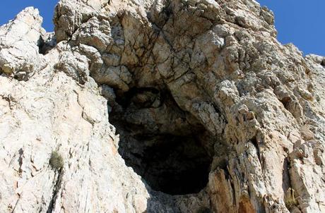 Ruta de la Cueva de la Mora, la cárcel de cuarzo de la reina Quilama Entrada a la Cueva de la Mora