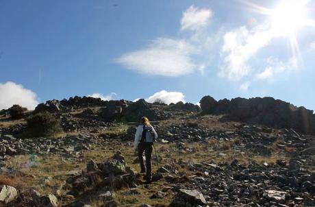 Ruta de la Cueva de la Mora, la cárcel de cuarzo de la reina Quilama Caminando por la cresta de la montaña Cueva de la Mora