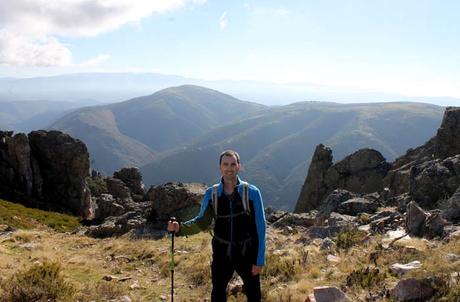 Ruta de la Cueva de la Mora, la cárcel de cuarzo de la reina Quilama Pablo, con la sierra Quilama al fondo antes de bajar a la Cueva de la Mora