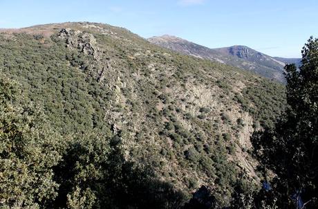 Ruta de la Cueva de la Mora, la cárcel de cuarzo de la reina Quilama Paisaje en el sendero de regreso con el pico Cervero al fondo Cueva de la Mora