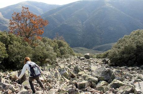 Ruta de la Cueva de la Mora, la cárcel de cuarzo de la reina Quilama Bajada por la pedrera Cueva de la Mora