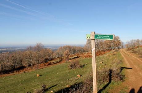 Ruta de la Cueva de la Mora, la cárcel de cuarzo de la reina Quilama Momento en el que se toma el camino Linares-La Bastida en dirección a Navarredonda de la Rinconada Cueva de la Mora