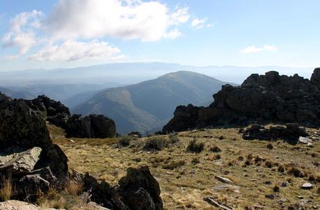 Ruta de la Cueva de la Mora, la cárcel de cuarzo de la reina Quilama Vista de la sierra Quilama llegando a la Cueva de la Mora