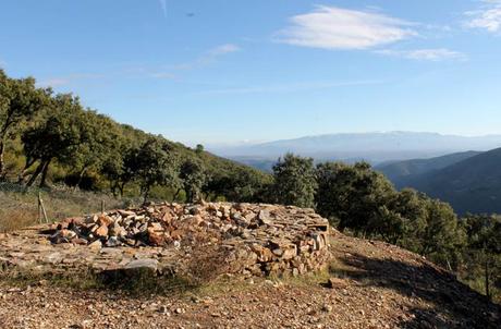 Ruta de la Cueva de la Mora, la cárcel de cuarzo de la reina Quilama Horno de cal de Peña Venero Cueva de la Mora