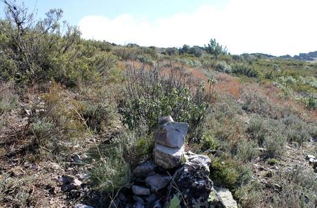 Ruta de la Cueva de la Mora, la cárcel de cuarzo de la reina Quilama Marcas con piedras en la cresta de la montaña Cueva de la Mora