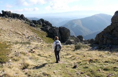 Ruta de la Cueva de la Mora, la cárcel de cuarzo de la reina Quilama Bajada desde la cresta a la Cueva de la Mora