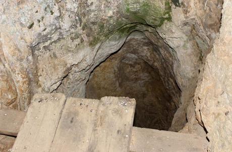 Ruta de la Cueva de la Mora, la cárcel de cuarzo de la reina Quilama Plataforma de madera que hay en el interior de la Cueva de la Mora