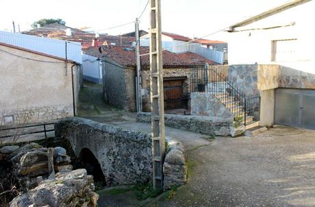 Ruta de la Cueva de la Mora, la cárcel de cuarzo de la reina Quilama Puente de Navarredonda de la Rinconada sobre el arroyo del pueblo Cueva de la Mora